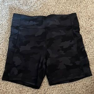 Lululemon Invigorate Short 6 in